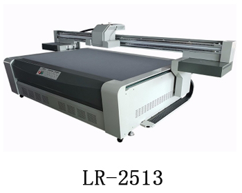 LR-2513通常我們也稱為萬(wàn)能打印機(jī)，他是根據(jù)國(guó)際標(biāo)準(zhǔn)尺寸而來(lái)，加上這種uv機(jī)器不收材質(zhì)約束，差不多什么都可以打印，通常我們也稱之為萬(wàn)能打印機(jī)